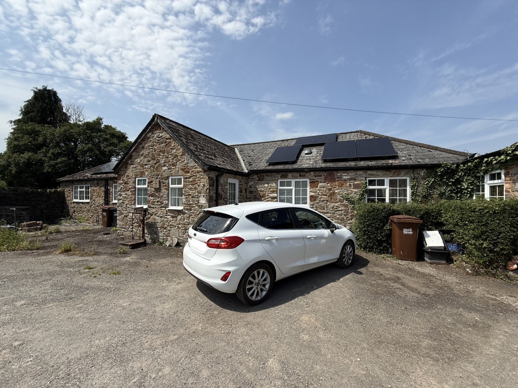 Lot: 125 - THREE-BEDROOM SEMI-DETACHED HOUSE SITUATED WITHIN HIGHER GRANTS FARM - Front of the property